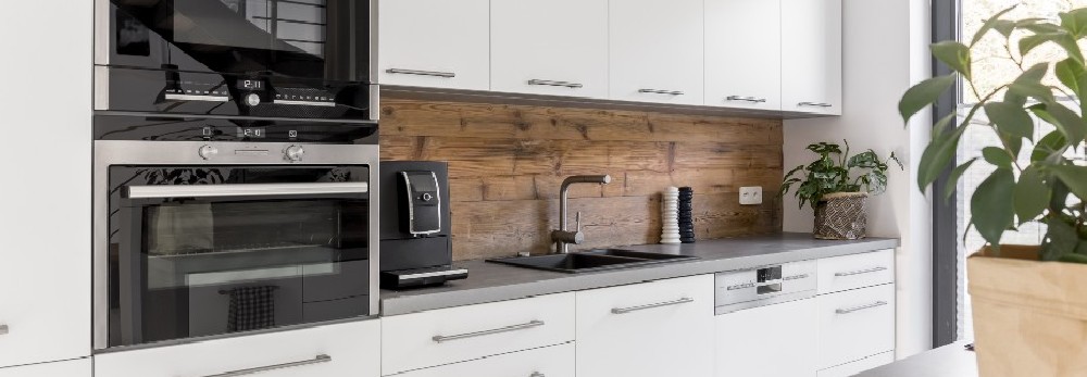 Moderne Küche mit Holzwand